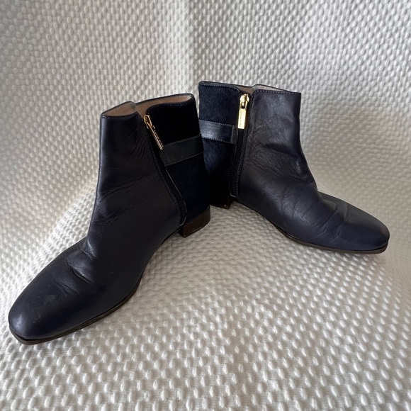Gently used woman’s ankle boot. - Picture 1 of 6